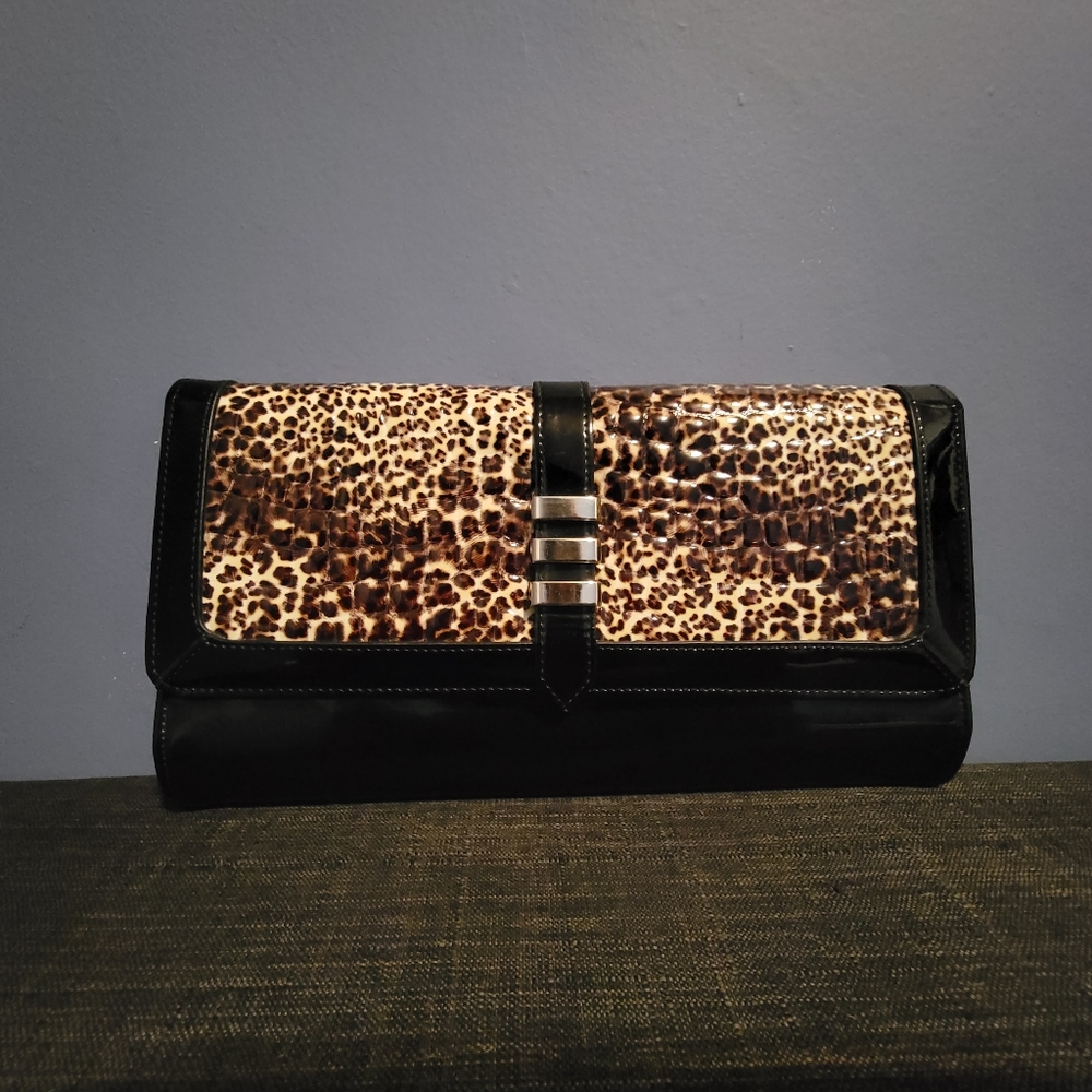 ❗CLOSET LIQUIDATION❗️Leopard print and black clutch (Gl tene collection)